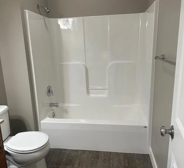 2nd bathroom tub & shower