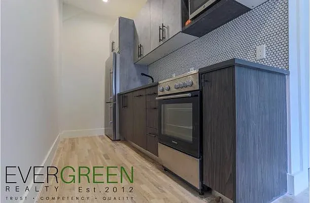 Rented by Evergreen Apartments BK | media 23