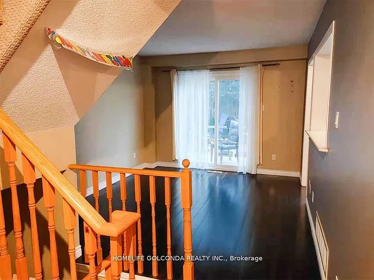 48 Hadden Cres — Photo 4