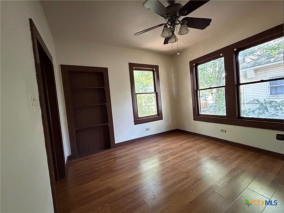 5th image of 112 Darst St