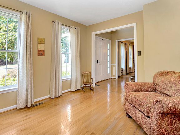 5th image of 6113 New Pembrook Ln