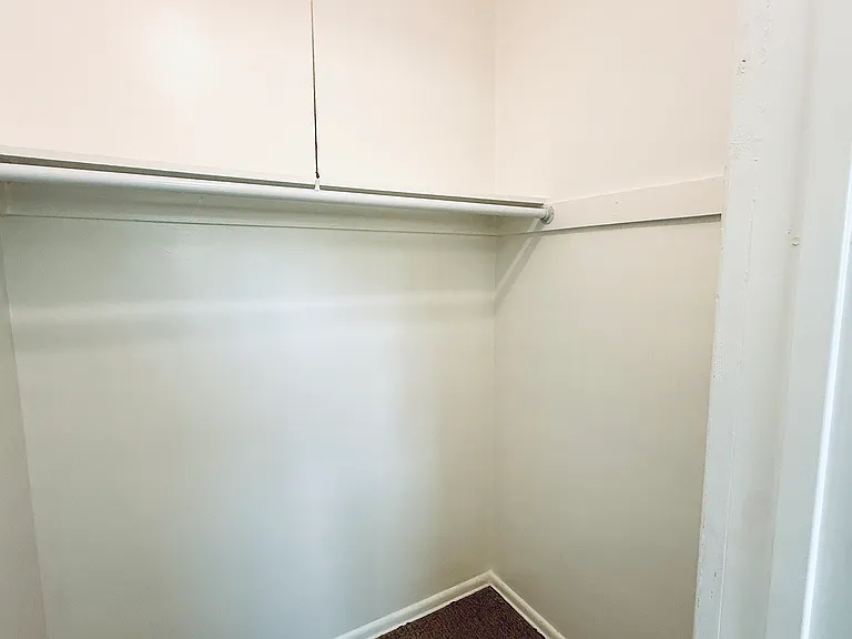 2031 N Beachwood Dr #22 — Photo 9