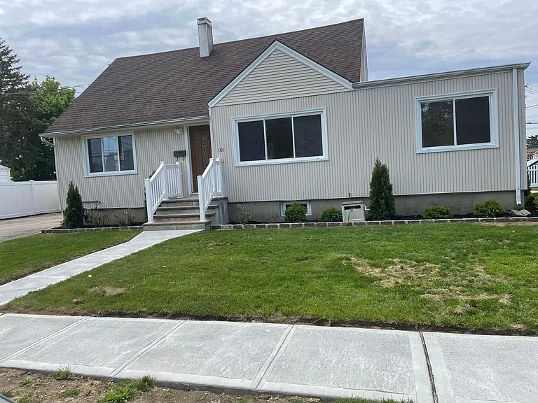 101 Hillside Ln S — Photo 1