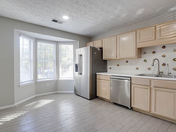 4th image of 3727 Regency Park Dr