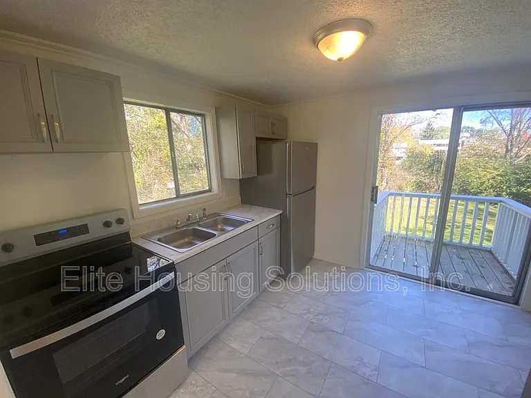 860 Church St — Photo 6