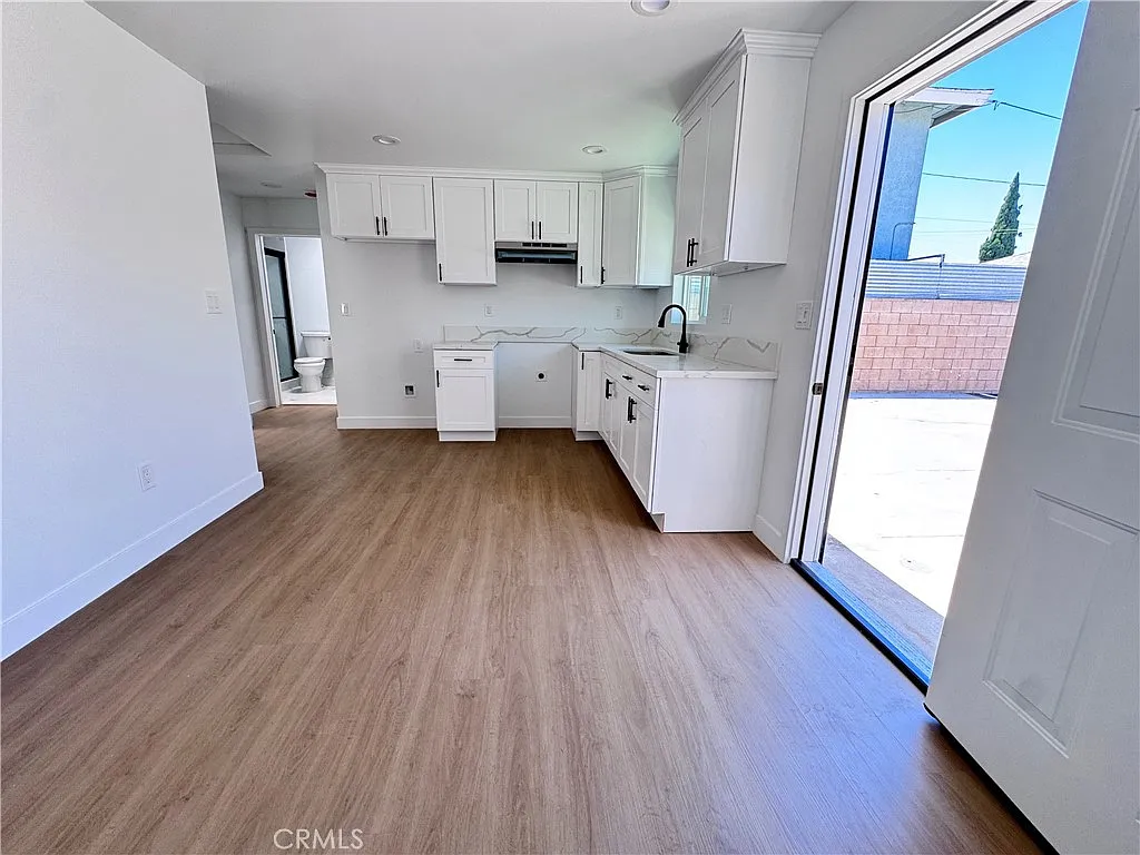 2 bed, 574 sqft, $2,700 — Photo 3