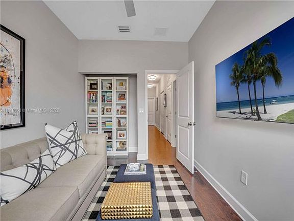 5th image of 2957 Saint Thomas Dr