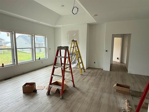 3rd image of 80 S Seven Oaks Rd