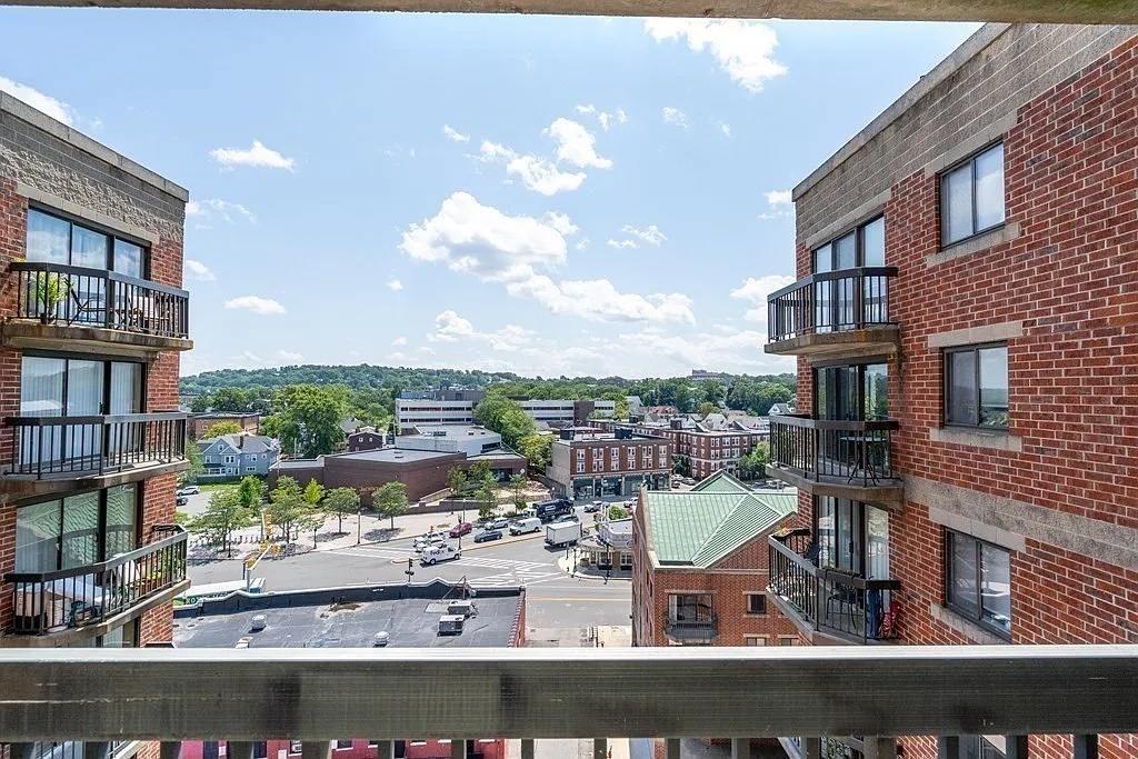 Building Photo - 15 N Beacon St #906