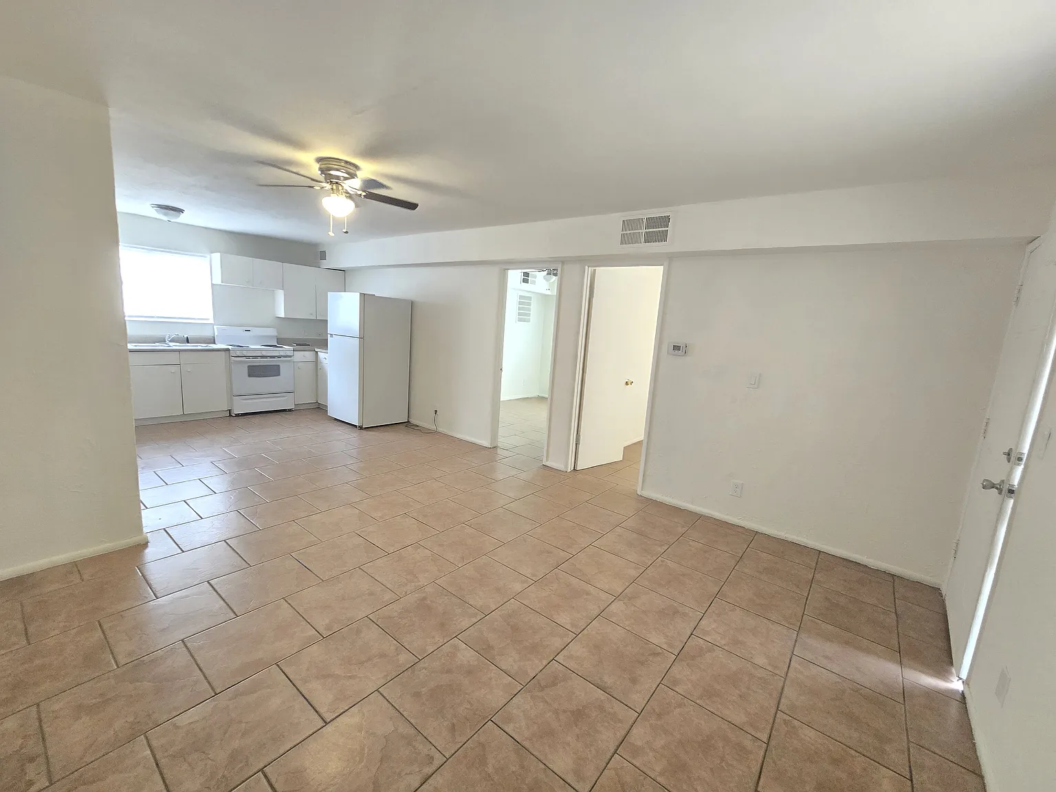 2 bed, 1.5 bath, 700 sqft, $1,400 — Photo 2