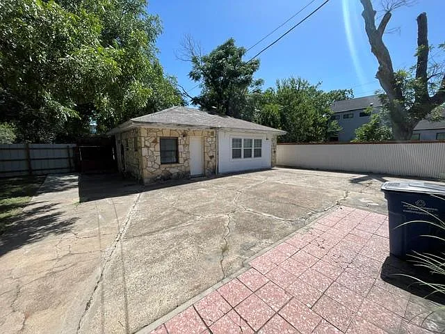 1506 E 2nd St — Photo 12