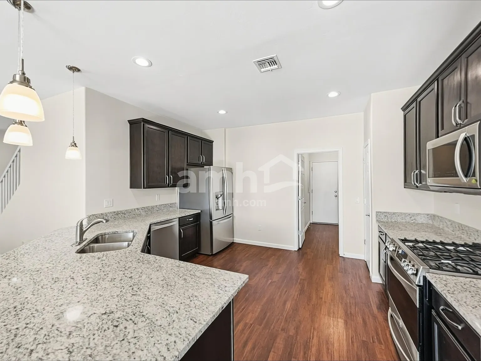 4 bed, 2.5 bath, 2212 sqft, $2,215 — Photo 3