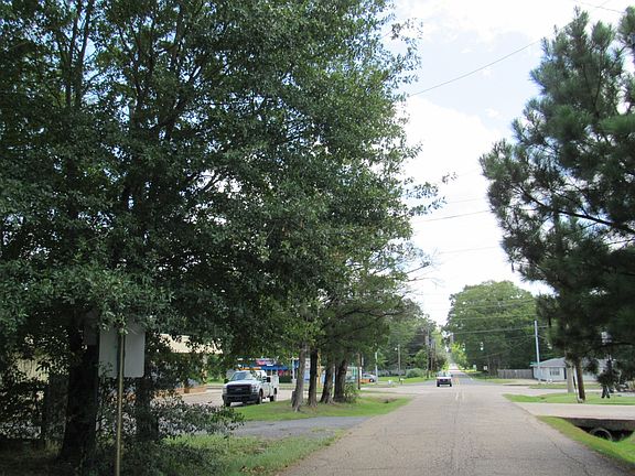 4th image of 2620 Amelia Ave