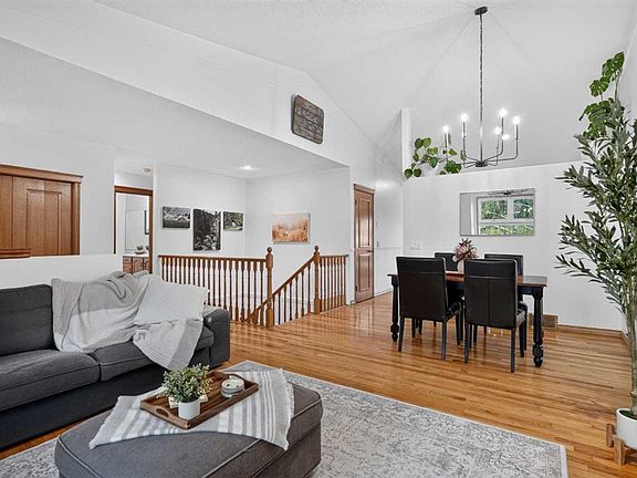 4th image of 989 NE Macewan Valley Rd NW