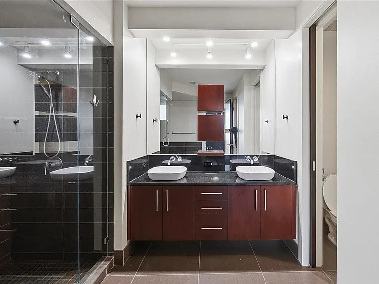 Dual sinks in primary bath.
