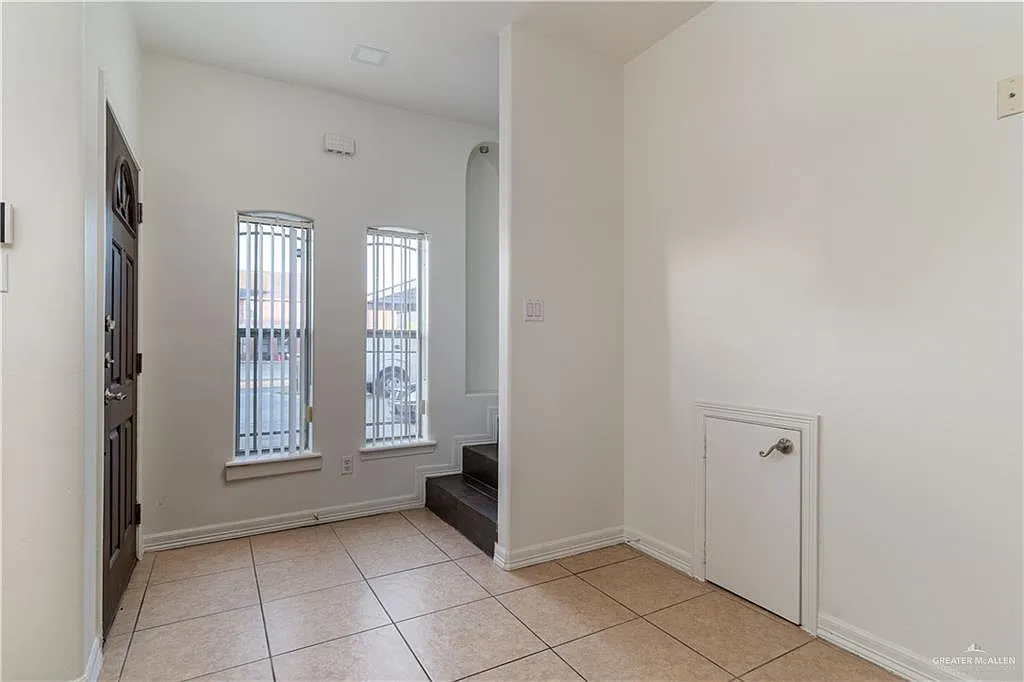 2 bed, 2.5 bath, 1298 sqft, $1,225 — Photo 2