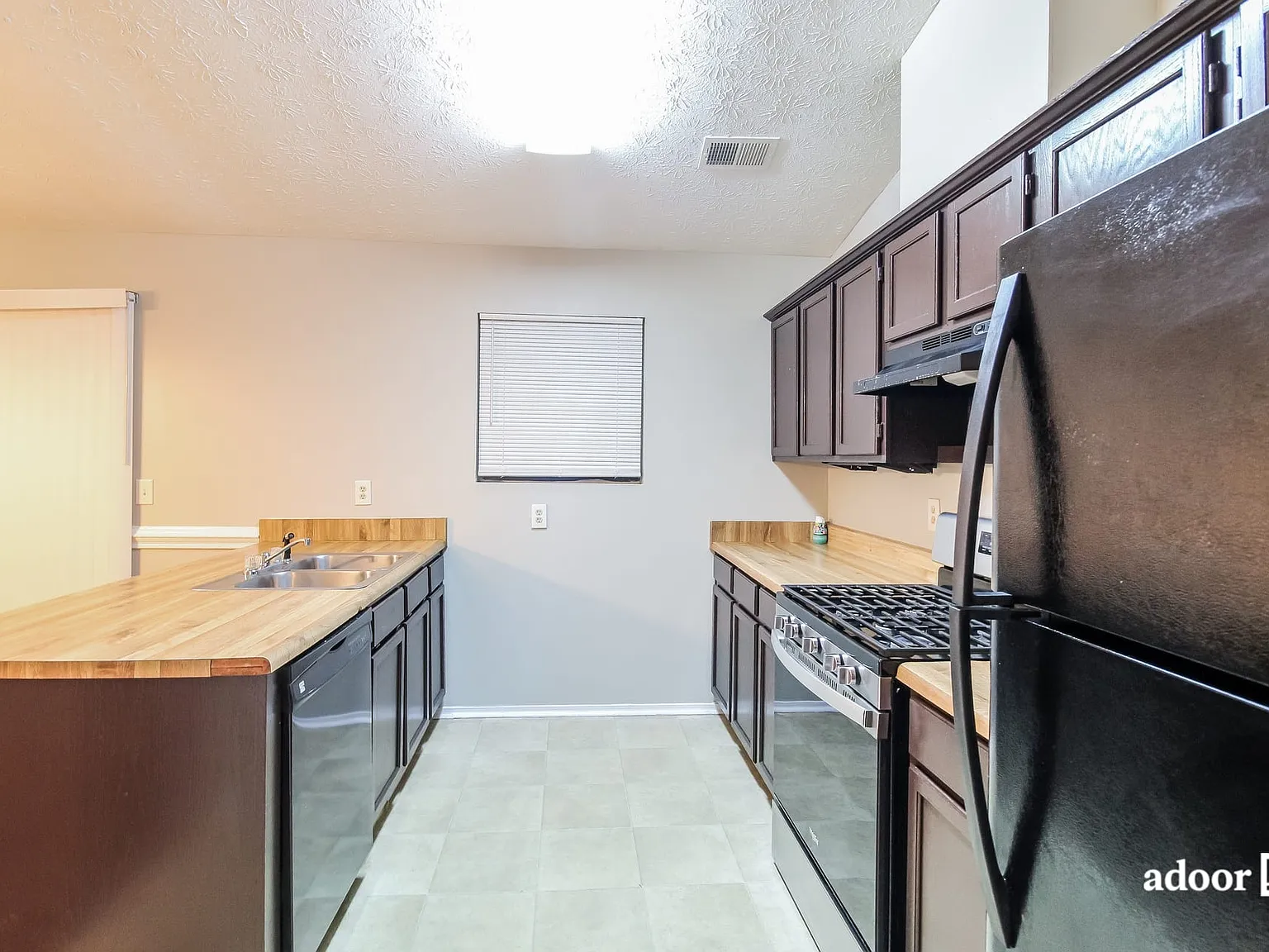 3 bed, 3.0 bath, 1817 sqft, $1,795 — Photo 3