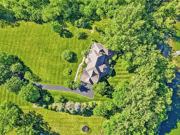 5th image of 320 Edgington Dr