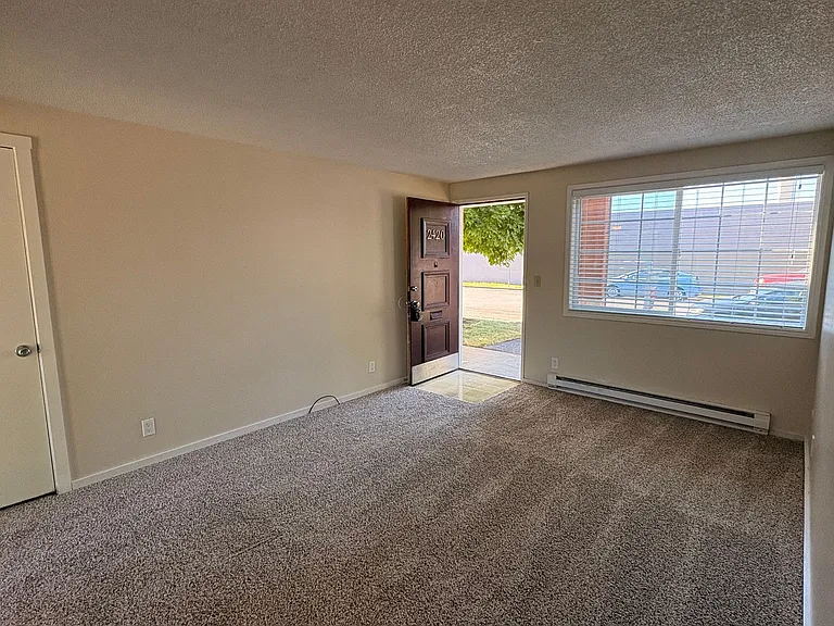 C2402 - Maple Court Apartments — Photo 20