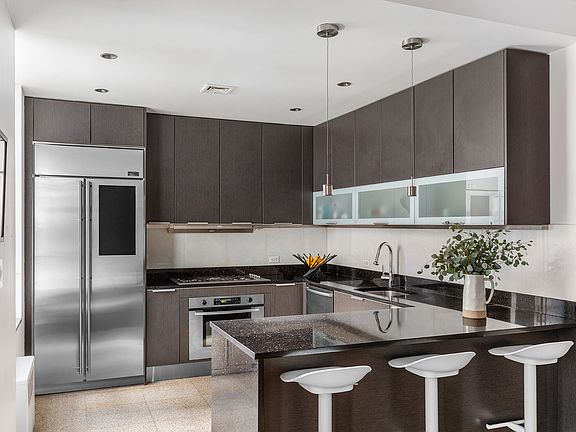 5th image of 315 Saint Johns Pl APT 1F