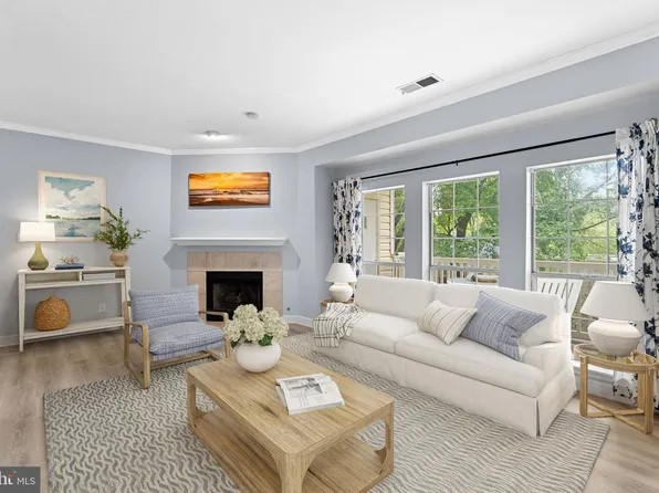662 Gateway Dr SE Unit 211, Leesburg, VA 20175