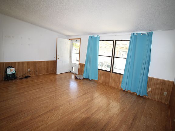 4th image of 640 Lois St
