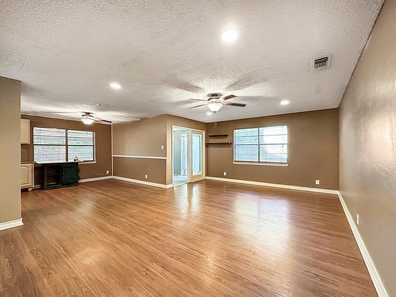 3rd image of 2405 Bunker Hill Dr