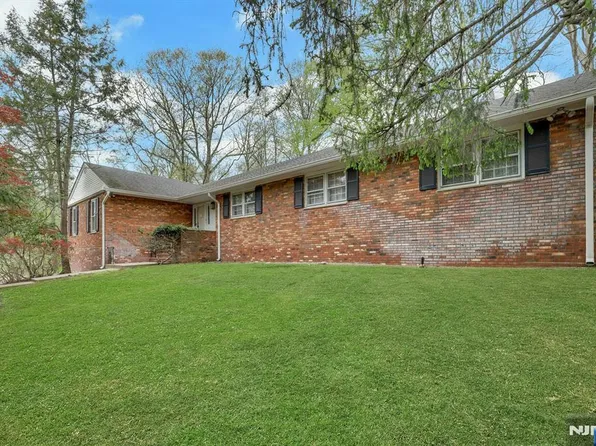1138 High Mountain Rd, Franklin Lakes, NJ 07417