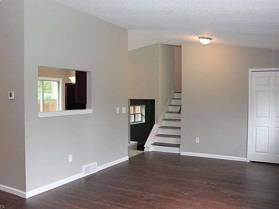 5th image of 18046 Walnut Dr