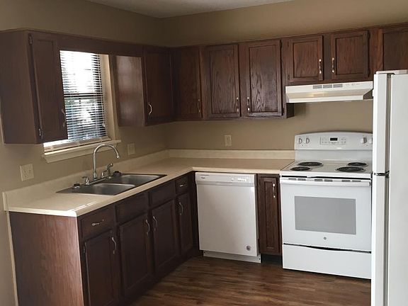 Great eat-in kitchen