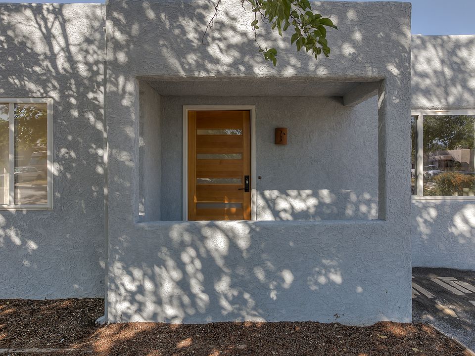 1st image of 325 Aliso Dr NE