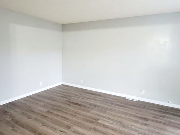4th image of 931 Merrill Ct S