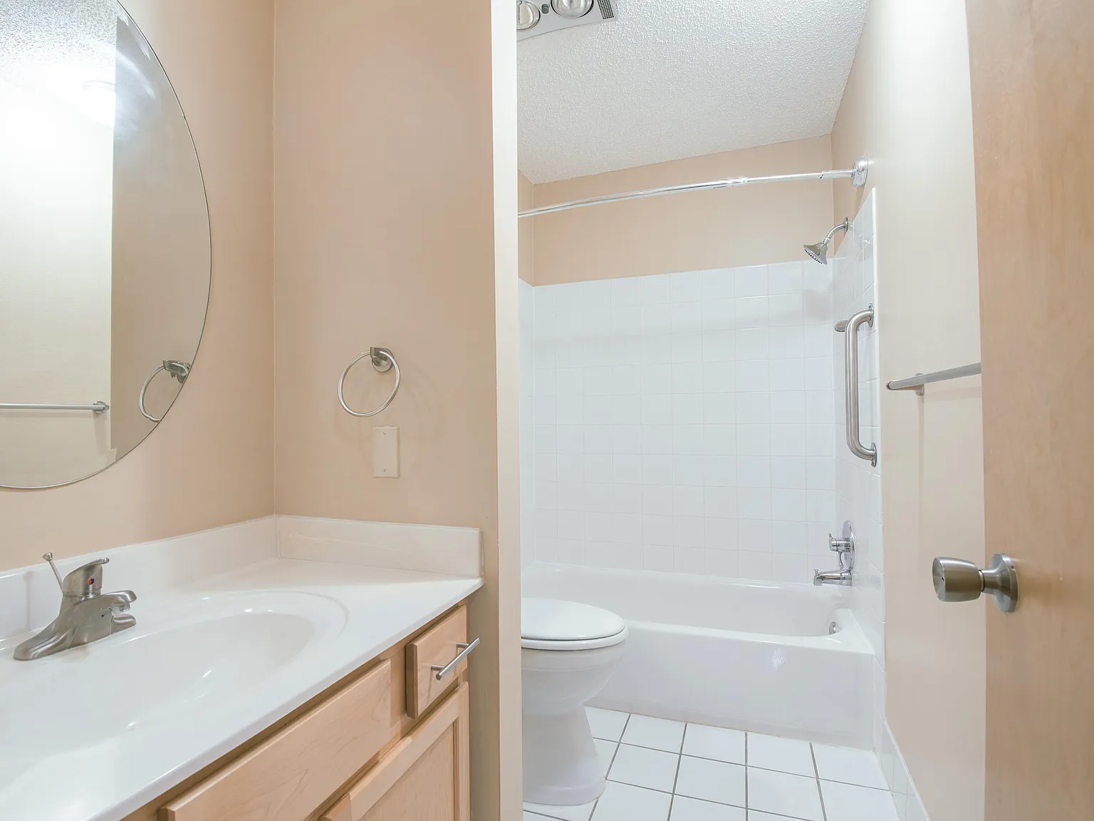 Edina Highland Villa — Photo 4