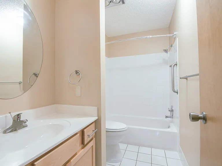 Edina Highland Villa — Photo 8