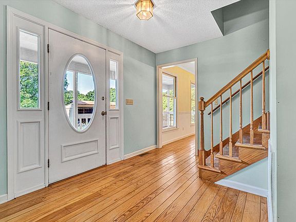 3rd image of 507 Summerbreeze Dr