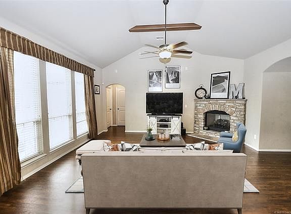 3rd image of 2404 W Quinton St