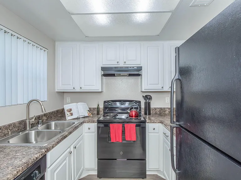 Oak Tree Court Apartment Homes — Photo 27
