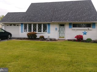 52 Queen Lily Rd, Levittown, PA 19057