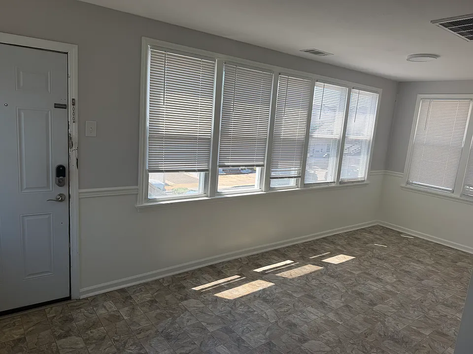 214 Franklin Ave #2