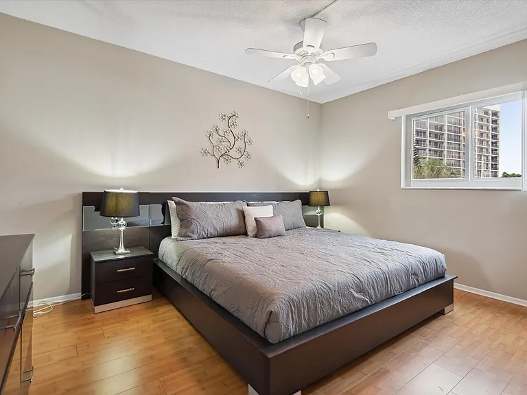 424 N Riverside Dr #204 — Photo 6