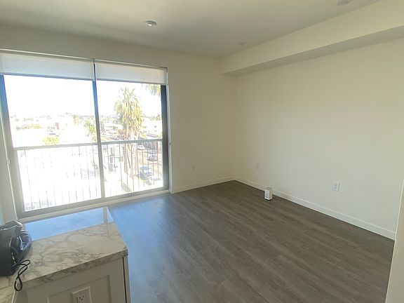 4th image of 3067 N Park Way #414