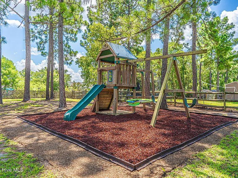 11 Victoria Dr — Photo 44