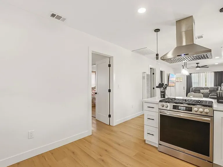 519 S 33rd St — Photo 16