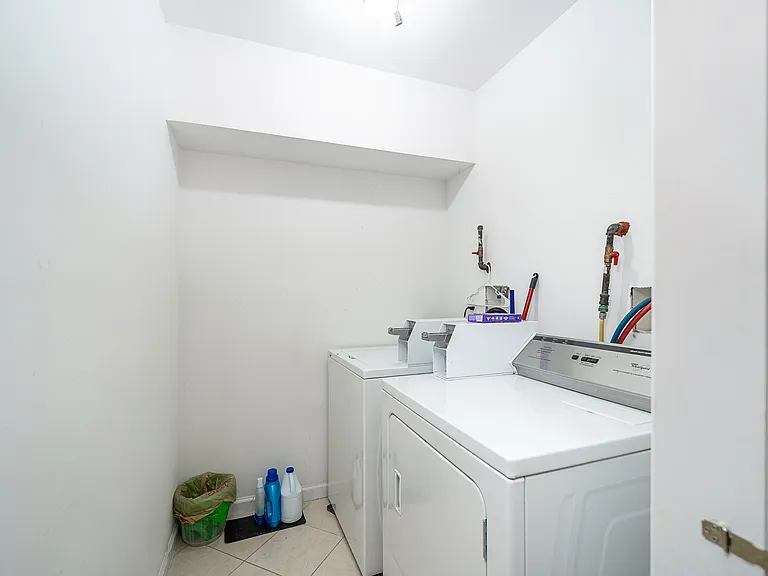 shared laundry room (shared with only 1 other apartment)