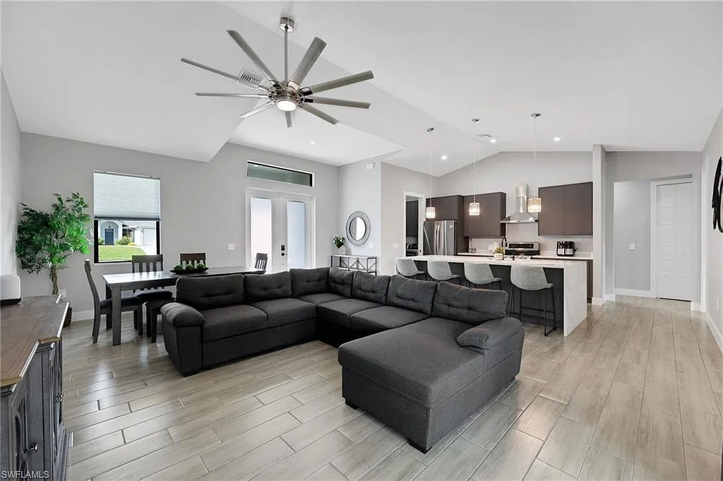 4 bed, 3.0 bath, 1832 sqft, $5,500 — Photo 3