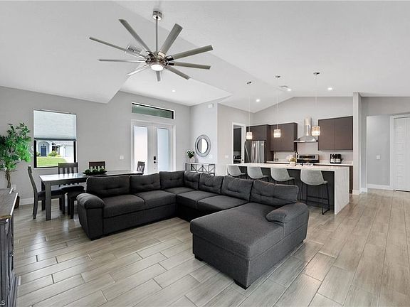3rd image of 4618 Catalina Ln