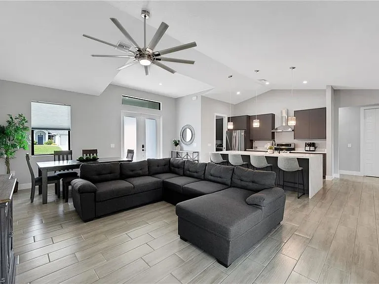 4618 Catalina Ln — Photo 3