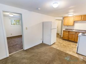 Quaint neighborhood and parking! - In Salem