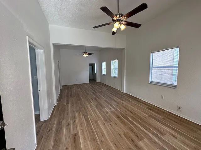 2339 W Beach St — Photo 6