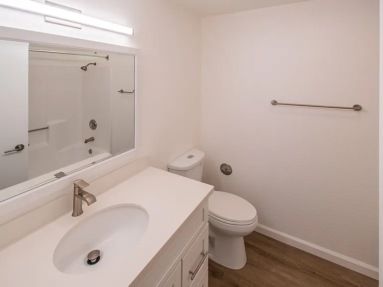 Oak Park Village Apartments — Photo 8